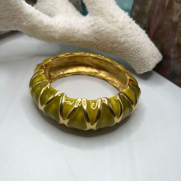 Kenneth Jay Lane Hingled Bangle Bracelet Gold Yellow Green - Picture 7 of 13